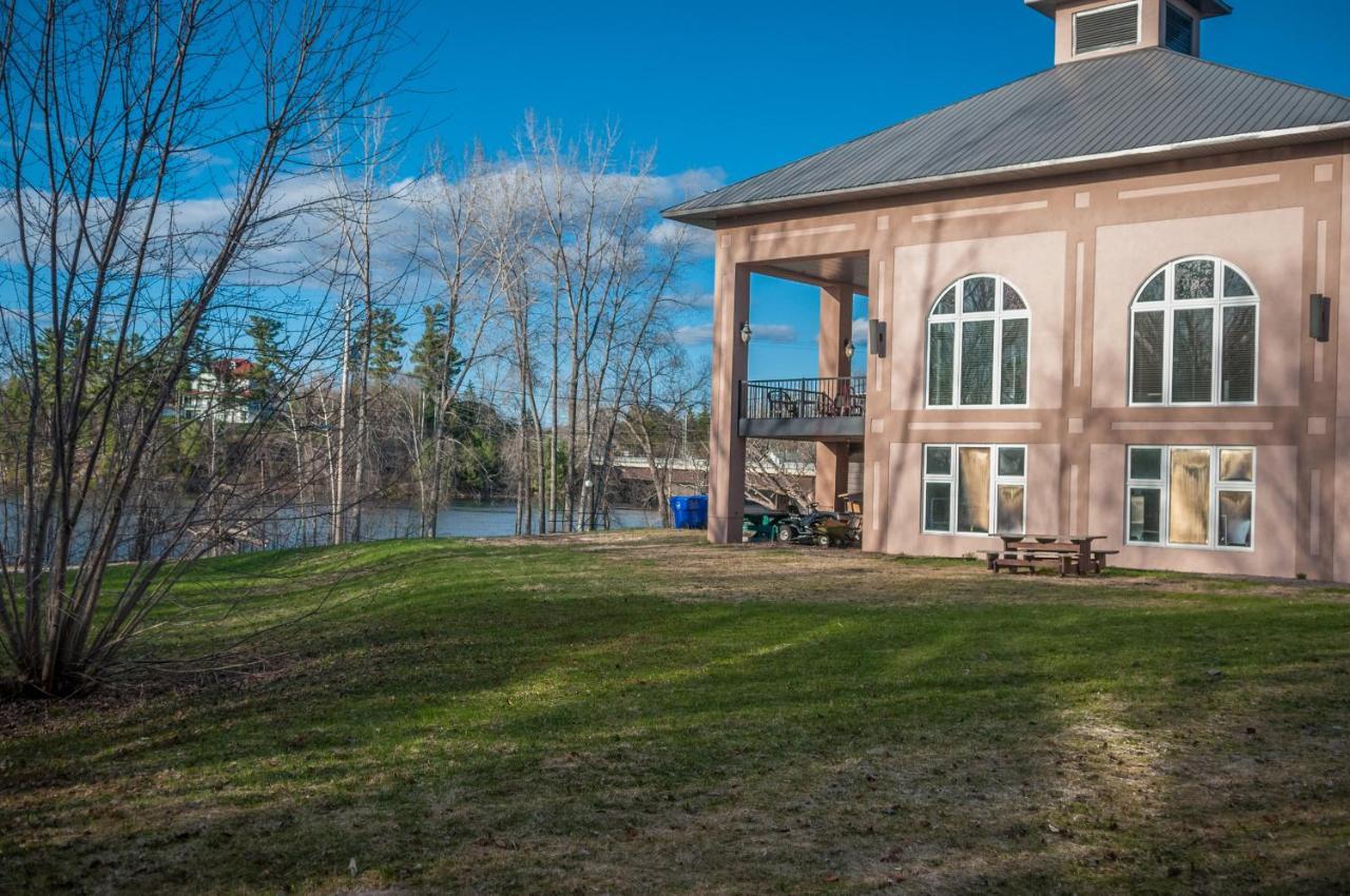 Chateau Logue Hotel Maniwaki 外观 照片