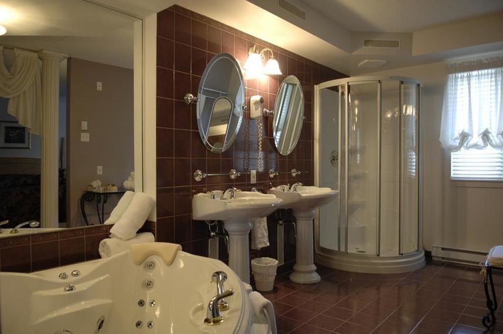 Chateau Logue Hotel Maniwaki 外观 照片