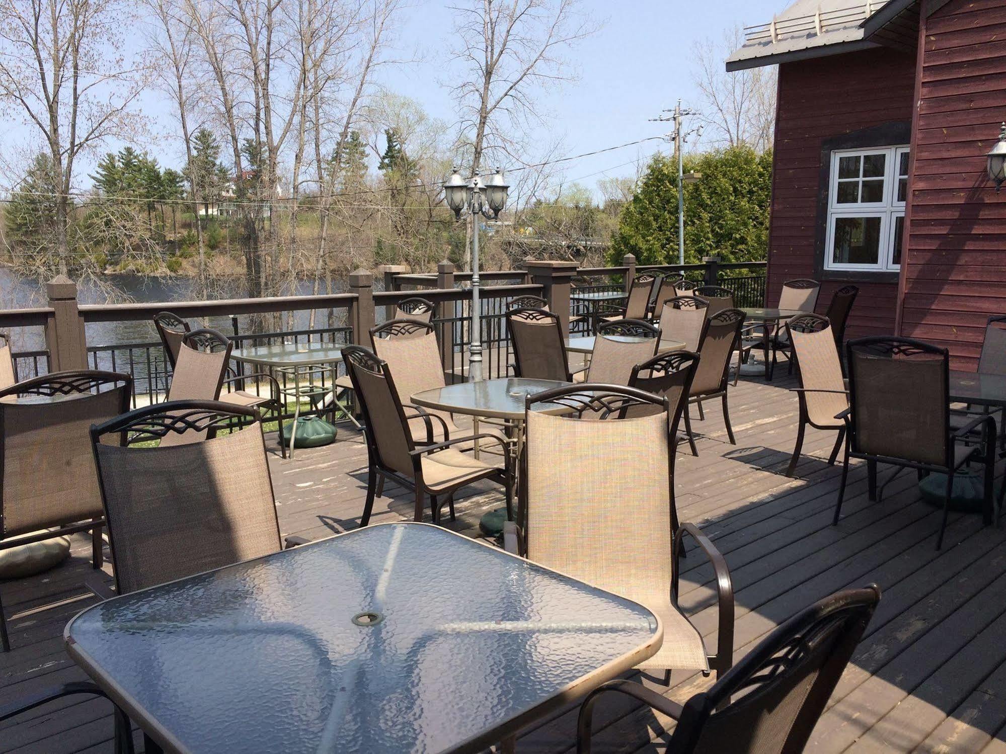 Chateau Logue Hotel Maniwaki 外观 照片